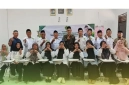 Para guru peserta sosialisasi berfoto bersama dengan Pengawas Madrasah Kecamatan Malingping Refi Risnandar, M.Pd