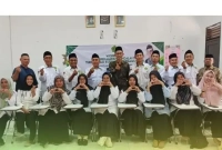 Para guru peserta sosialisasi berfoto bersama dengan Pengawas Madrasah Kecamatan Malingping Refi Risnandar, M.Pd
