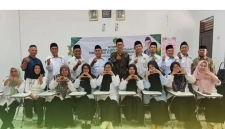 Para guru peserta sosialisasi berfoto bersama dengan Pengawas Madrasah Kecamatan Malingping Refi Risnandar, M.Pd