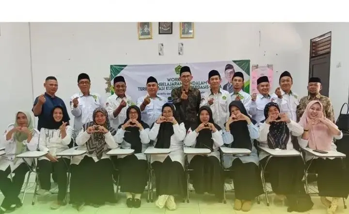 Para guru peserta sosialisasi berfoto bersama dengan Pengawas Madrasah Kecamatan Malingping Refi Risnandar, M.Pd