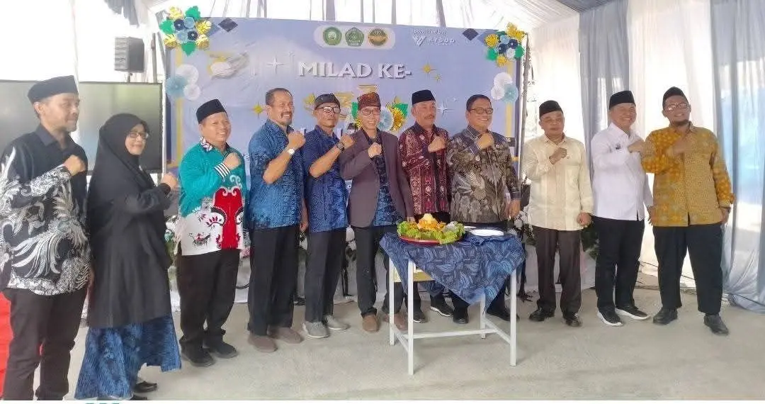 Kepala MAN 1 Lebak berfoto bersama dengan. wakil Bupati Lebak Amir Hamzah, Kepala Kemenag Lebak Badrussalam, dan para pejabat lainnya.