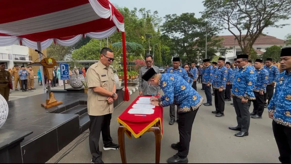 Wali Kota Serang Budi Rustandi melantik dan melakukan rotasi pejabat eselon dua dan eselon tiga.
