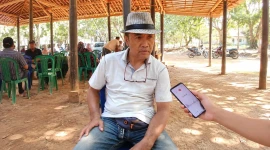 Om Dase, tokoh masyarakat Desa Koranji, Kec Purwadadi, Kab Subang, saat menyampaikan pandangan terkait pelayanan pengobatan gratis bagi masyarakat.
