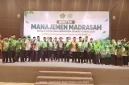Para kepala madrasah berfoto bersama di sela-sela kegiatan Manajemen Madrasah.