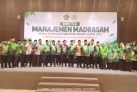 Para kepala madrasah berfoto bersama di sela-sela kegiatan Manajemen Madrasah.