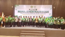 Para kepala madrasah berfoto bersama di sela-sela kegiatan Manajemen Madrasah.