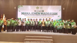 Para kepala madrasah berfoto bersama di sela-sela kegiatan Manajemen Madrasah.