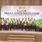 Para kepala madrasah berfoto bersama di sela-sela kegiatan Manajemen Madrasah.