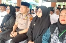 Bupati Pandeglang R Dewi Setiani (kedua dari kanan) didampingi Bendahara Panitia Hari Santri tingkat Kabupaten Pandeglang Nurjanah.