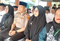 Bupati Pandeglang R Dewi Setiani (kedua dari kanan) didampingi Bendahara Panitia Hari Santri tingkat Kabupaten Pandeglang Nurjanah.