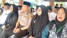 Bupati Pandeglang R Dewi Setiani (kedua dari kanan) didampingi Bendahara Panitia Hari Santri tingkat Kabupaten Pandeglang Nurjanah.