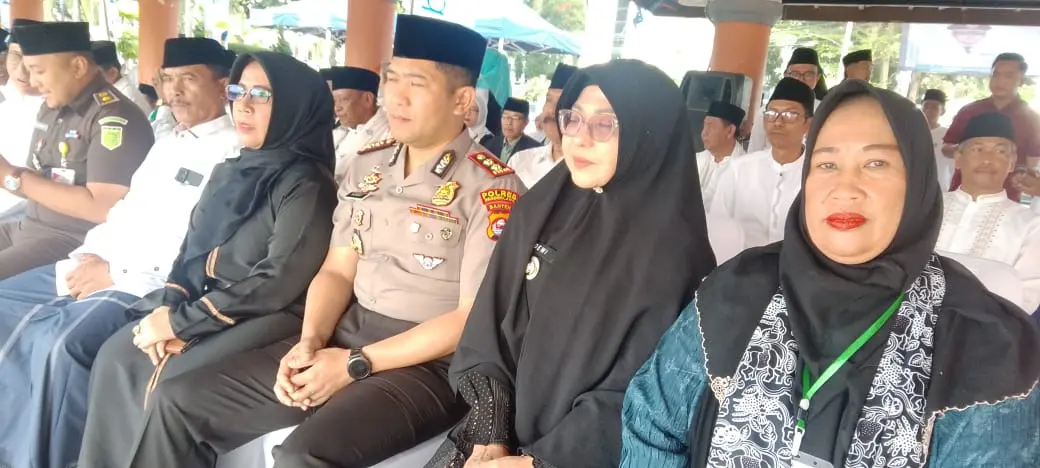 Bupati Pandeglang R Dewi Setiani (kedua dari kanan) didampingi Bendahara Panitia Hari Santri tingkat Kabupaten Pandeglang Nurjanah.