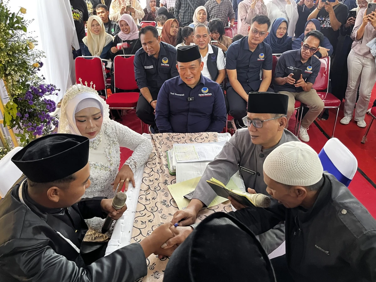 Yadi Rusmayadi jadi saksi dalam kegiatan nikah massal