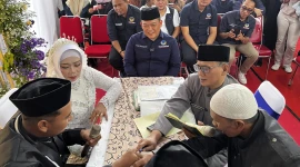 Yadi Rusmayadi jadi saksi dalam kegiatan nikah massal