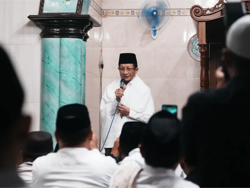 Menteri Agama KH Nasaruddin Umar memberikan ceramah subuh kepada jemaah di Masjid Baitul Muttaqin, Balearjo, Malang. Dalam kesempatan ini, Menag menekankan pentingnya menata niat dengan bismillah sebelum memulai hari. (Foto: Kemenag).