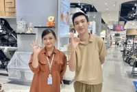 Restu Nanda Pratama, Store Manager AZKO Lotte Mall bersama Tenant Relation Lotte Mall, Mima. (Foto: Dok/Ist). 