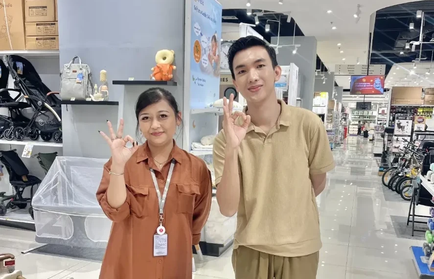 Restu Nanda Pratama, Store Manager AZKO Lotte Mall bersama Tenant Relation Lotte Mall, Mima. (Foto: Dok/Ist). 