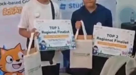 M. Fana Afiroza menerima penghargaan.