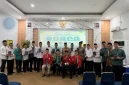 Para peserta launching dan bedah buku berfoto bersama dengan penulis buku.