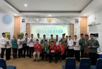 Para peserta launching dan bedah buku berfoto bersama dengan penulis buku.