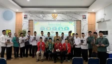 Para peserta launching dan bedah buku berfoto bersama dengan penulis buku.
