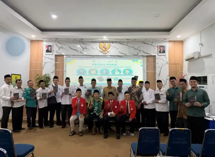 Para peserta launching dan bedah buku berfoto bersama dengan penulis buku.