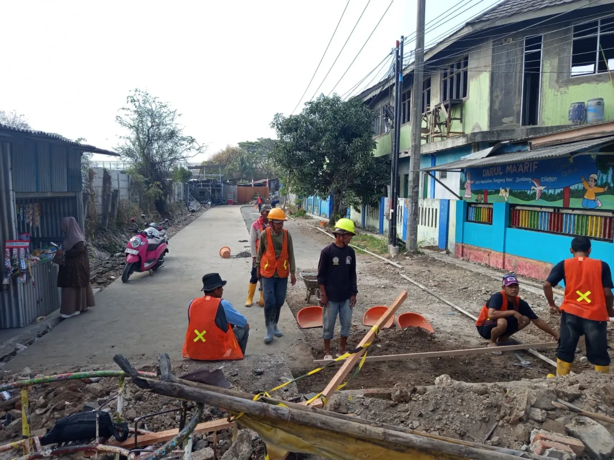 Salah satu pengerjaan jalan yang dibiayai dari anggaran Rp10 miliar.