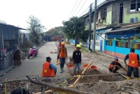 Salah satu pengerjaan jalan yang dibiayai dari anggaran Rp10 miliar.