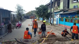 Salah satu pengerjaan jalan yang dibiayai dari anggaran Rp10 miliar.