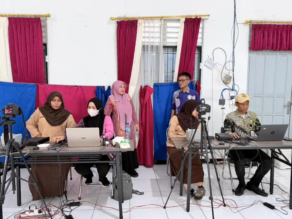 Kepala Disdukcapil Hayati Nufus turut memantau perekaman KTP-el di sekolah-sekolah.