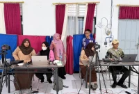 Kepala Disdukcapil Hayati Nufus turut memantau perekaman KTP-el di sekolah-sekolah.