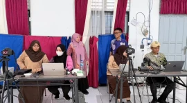 Kepala Disdukcapil Hayati Nufus turut memantau perekaman KTP-el di sekolah-sekolah.