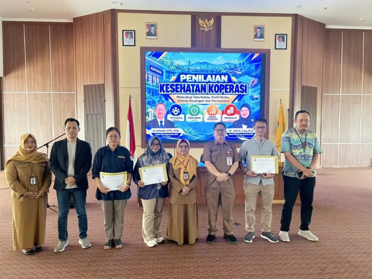 Peserta sosialisasi Koperasi berfoto bersama dengan Kepala Dinas Koperasi dan UMK Kota Cilegon Suhendi dan Kabid Koperasi Atiqoh