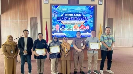 Peserta sosialisasi Koperasi berfoto bersama dengan Kepala Dinas Koperasi dan UMK Kota Cilegon Suhendi dan Kabid Koperasi Atiqoh